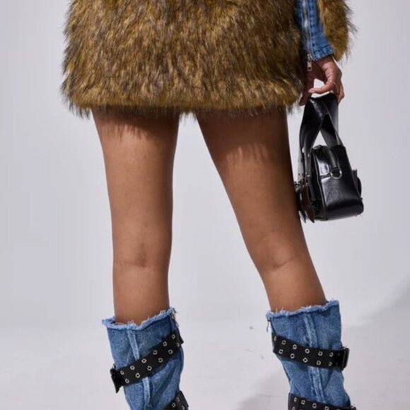 AKIRA OUT OF THE BLUE FUR MINI SKIRT Size MM - Picture 3 of 3